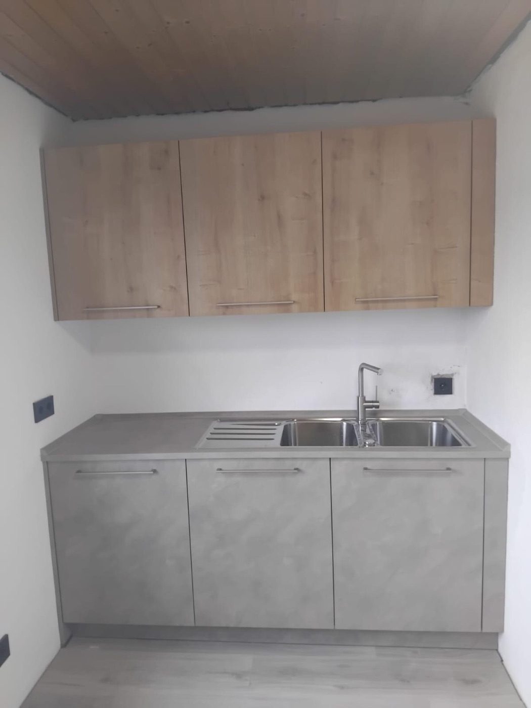 Montierte minimalistische Küche in Betonoptik