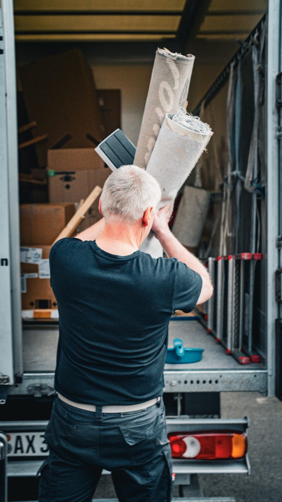 Monteur belädt den Firmentransporter